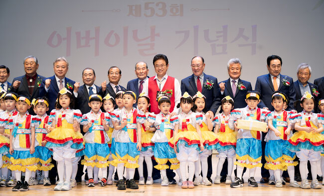 “다시 피는 희망의 숲, 어버이의 품처럼”