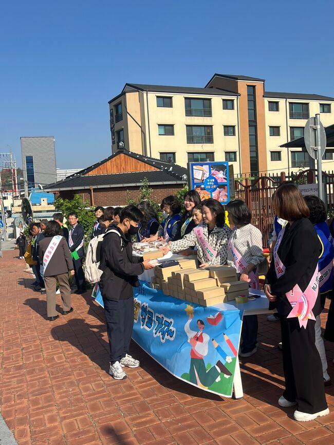 청송중·고, 학교폭력·학업중단 예방 위한 ‘등굣길 캠페인’ 진행