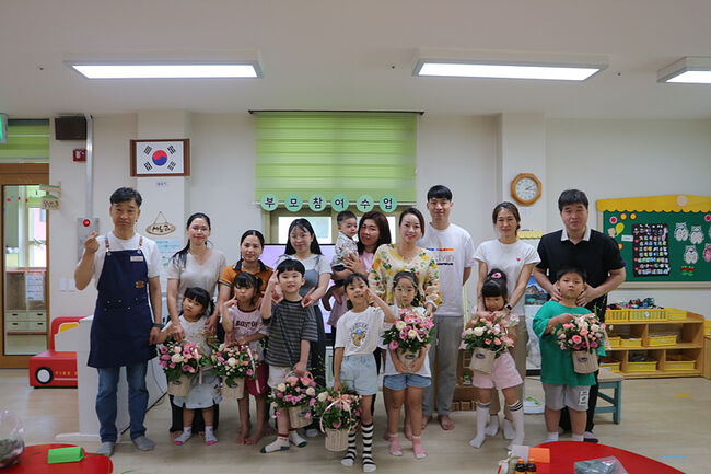 예천동부초 병설유치원, 가족과 함께한 꽃바구니 체험 “너희들은 꽃이야”
